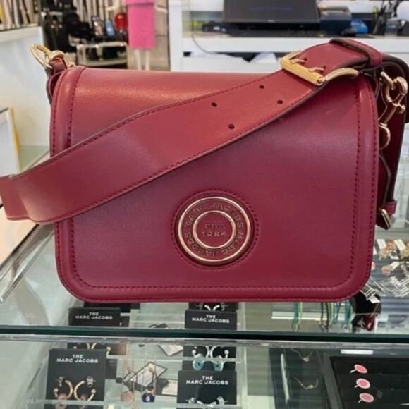 MARC JACOBS H900L01RE21 SYRAH LEATHER GOLD HARDWARE WOMEN'S FLAP CROSSBODY BAG - Picture 1 of 8